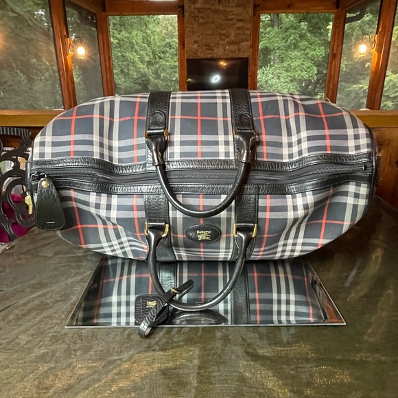 RARE Burberrys Navy Haymarket Plaid Duffle with lock and keys and a luggage tag - Picture 6 of 13